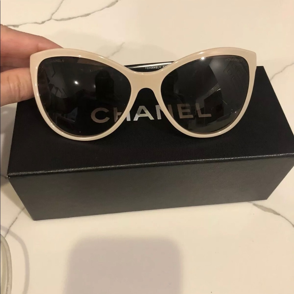 Authentic CHANEL Sunglasses Cat Eye Italy